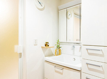 白で統一した清潔感ある洗面室
