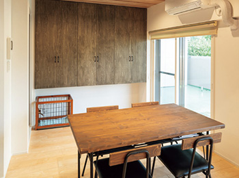 明るいフローリングの床に木の風合いを見せる家具がなじむ