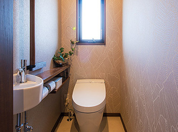 トイレの位置は変更せず、デザインクロスで印象を一新
