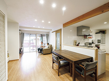 光と風を感じられるリビングダイニング