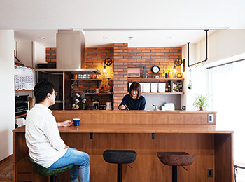 壁にレンガを配したカフェ風のキッチン