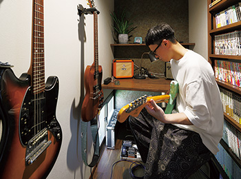 造作カウンターや本棚を設置し壁には愛用のギターを掛けたこだわりの空間