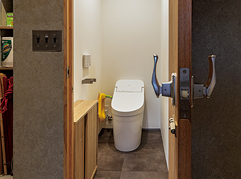トイレのドアノブはコロナ禍で人気が高まった腕を使って簡単に開けられるタイプに