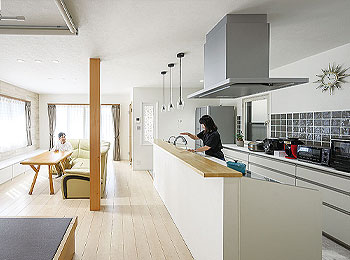 キッチンにゆとりと回遊性をもたせ 広く明るく快適なLDK空間が誕生
