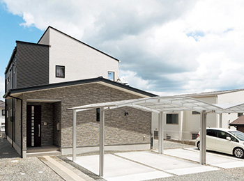 既存の2階建てに和室と玄関収納を増築した洋風の佇まい