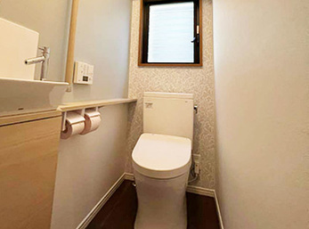 アクセントクロスにウィリアムモリスの壁紙でオシャレに仕上がりました