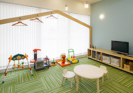 お子様が楽しく遊べる空間で、ご両親も安心