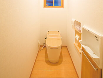 トイレの蓋までこだわった木の温もりを感じる空間ができました。
