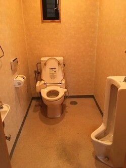 シンプルトイレにファブリックボードでアクセント