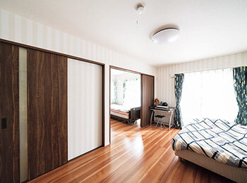 お母様の部屋まで見通すことができて安心感を生む間取り