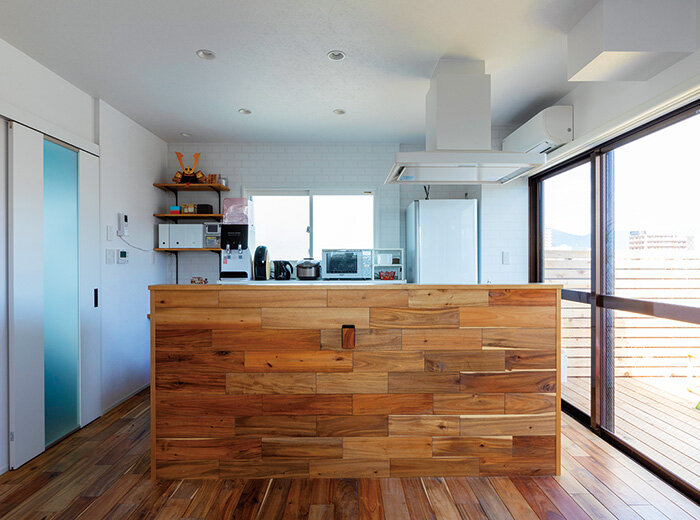 カフェ風オフィスから住居までビルをまるごとリノベーション