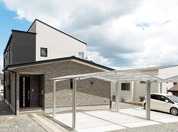 既存の2階建てに和室と玄関収納を増築した洋風の佇まい