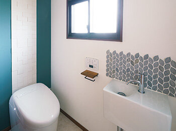 タンクレストイレの背面の壁にはエコカラット